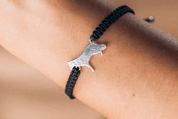 Sølv macramé armbånd med en schæferhund