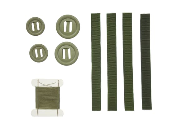 Militäruniforms sömnadskit, knappar, nål, tråd