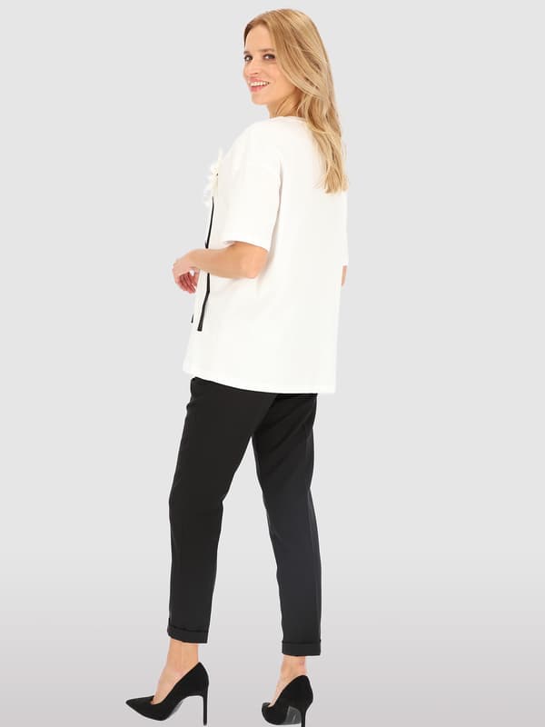 Damebluse i bomuld med blomsterapplikation