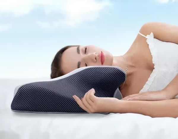 Sommerfugleformet ortopædisk pude lavet af memory foam