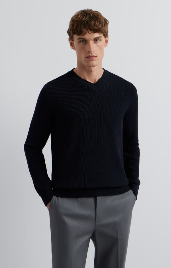 Mikromønstret sweater med v-hals L