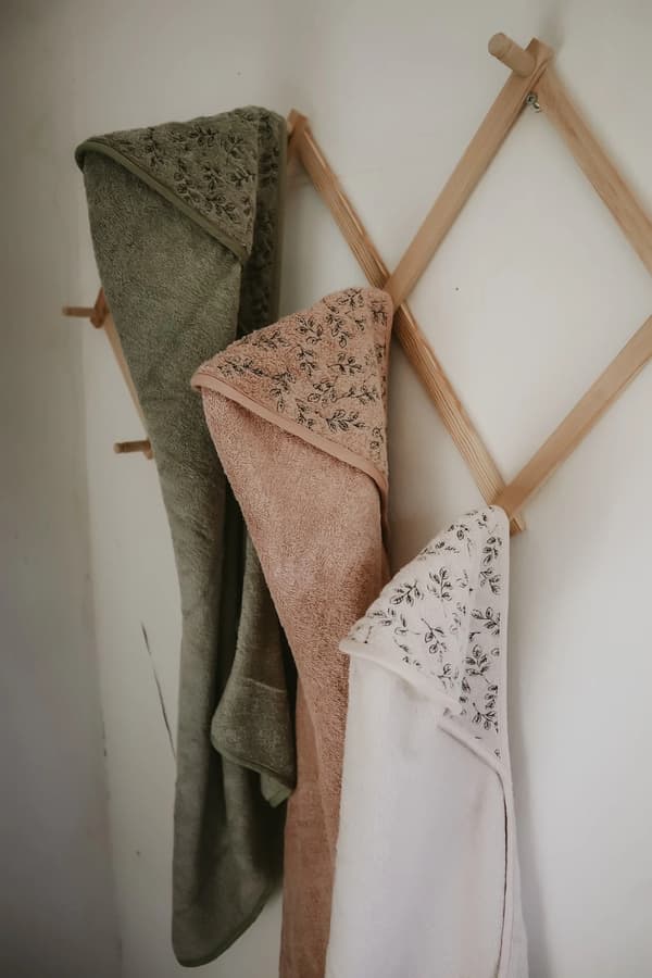 Hupullinen pyyhe luomupuuvillaa, kermanvärinen.