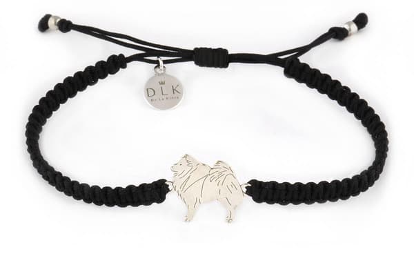 Silverarmband av Spitzhund på svart makramé