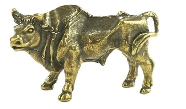 Metallfigur av tjuren ABINO