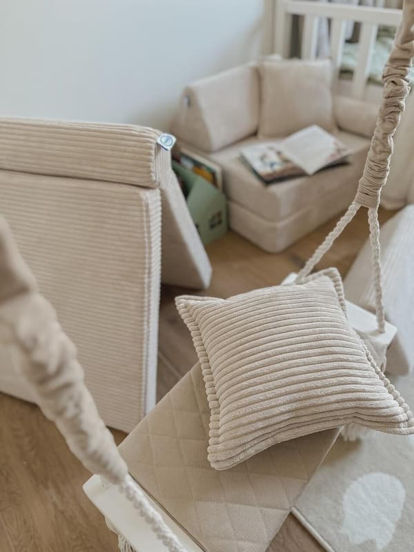 Lille trekant til Corduroy Graphite Sofa