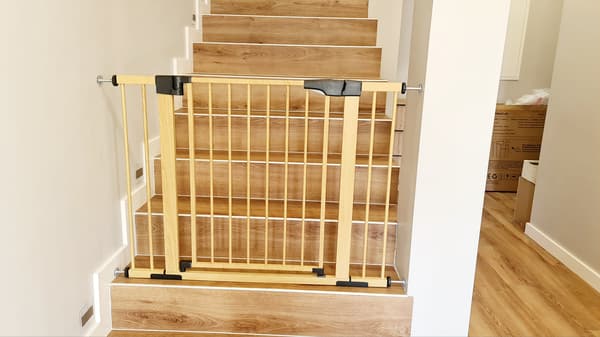 Sikkerhedsgrind til hundar, uddragbar, ingen borrning påkrævet, bredd 152-159 cm