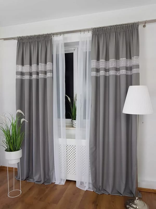 Lysegrå gardiner med strass 2 x 145 x 250 cm