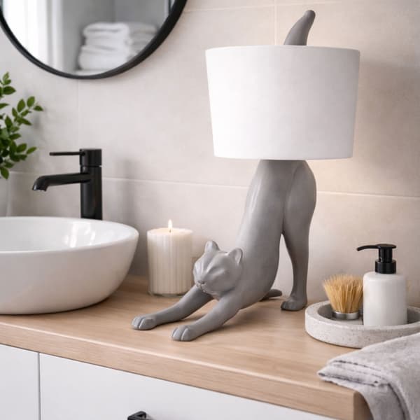 Grå toiletpapirholder formet som en kat
