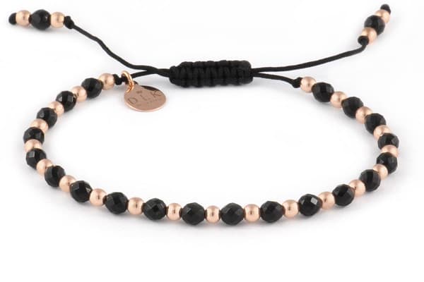 Armbånd "Onyx og lyserøde hæmatitter på en sort snor"