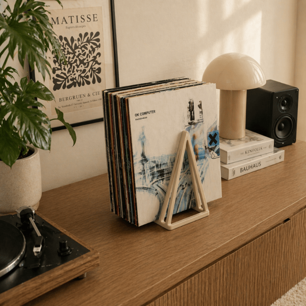 Beige vinylpladeholder afspiller nu vinylplader