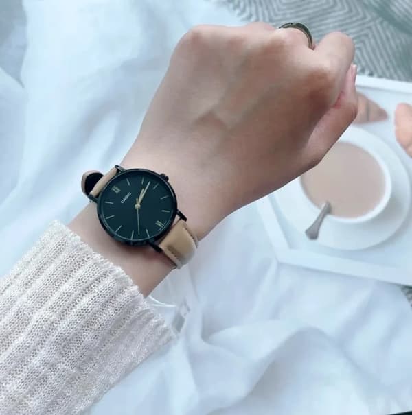 Damklocka CASIO LTP-VT02BL-1A Klassisk med låda