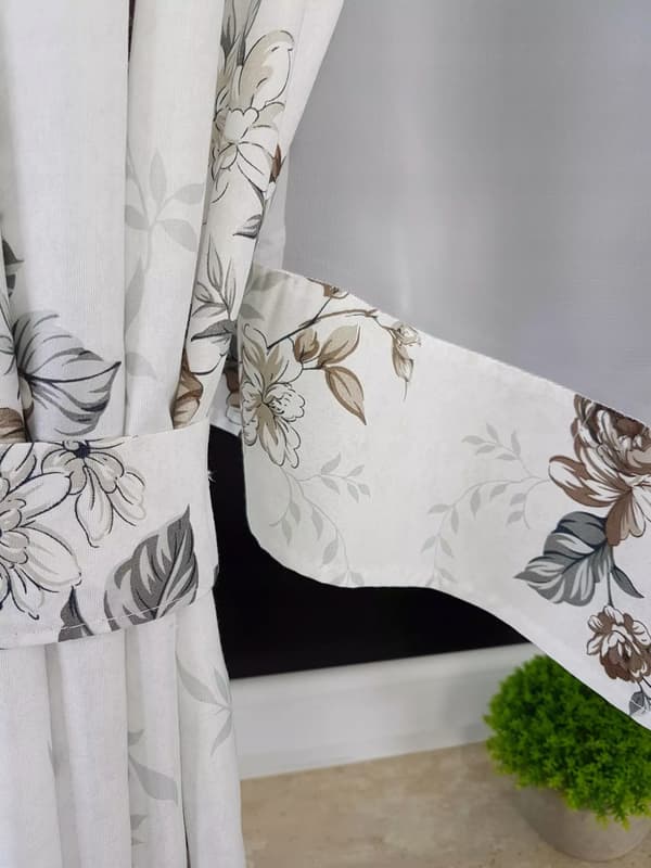 Gardin med draperier mörkbruna blommor