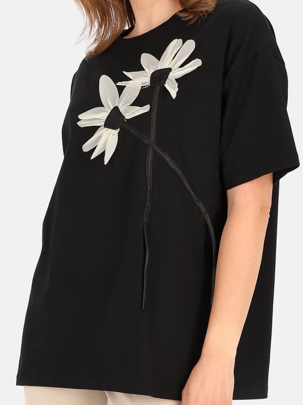 Damebluse i bomuld med blomsterapplikation