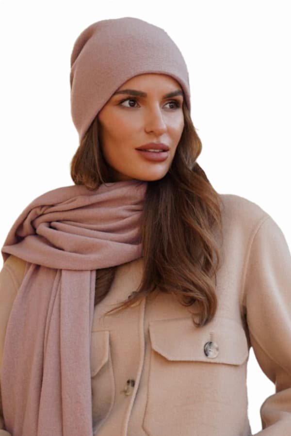 Yllehatt med intressant slits bak i rosa Kamea-Iris