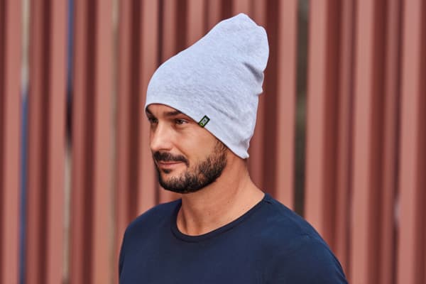 Stilfuld isoleret hue til mænd og kvinder til forår og efterår, grå beanie