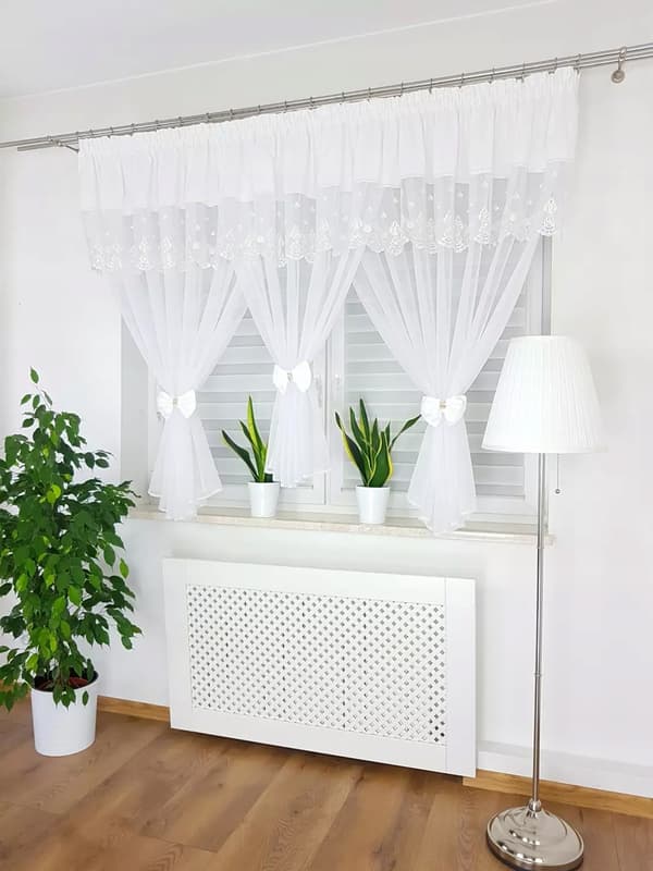 Broderad gardin dekorerad med charmiga rosetter - vit
