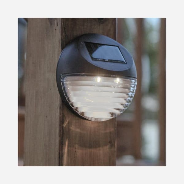 Automatisk solcellsdriven LED-trapplampa med skymningssensor