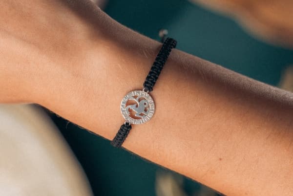 Armbånd med stjernetegnet STENBUKKEN, sølv på sort makrame