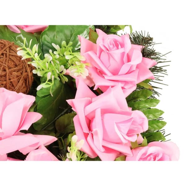 Roskomposition med torkade blommor på rosa granbas