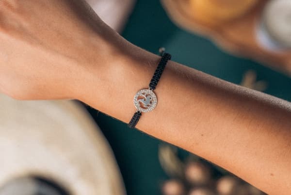 Armbånd med stjernetegnet STENBUKKEN, sølv på sort makrame