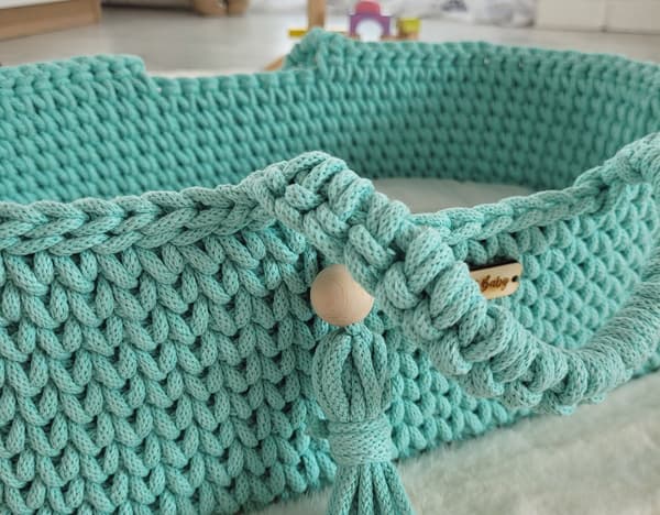 BOHO Bomullskorg Moses för dockor med trävagga - Mint