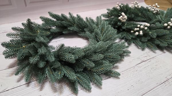 Julkrans 100% PE gran 3D silver SKY 60cm för eldstadsdekoration
