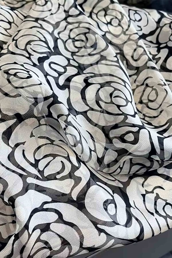 Tørklæde med rosemotiv - sort og hvid, elegant, let