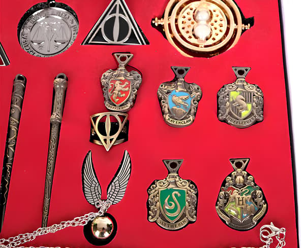Harry Potter tilbehørssæt: tryllestave, medaljoner og vedhæng