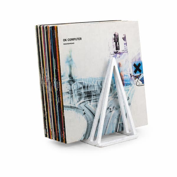 Hvid vinylpladeholder, der nu afspiller vinylplader