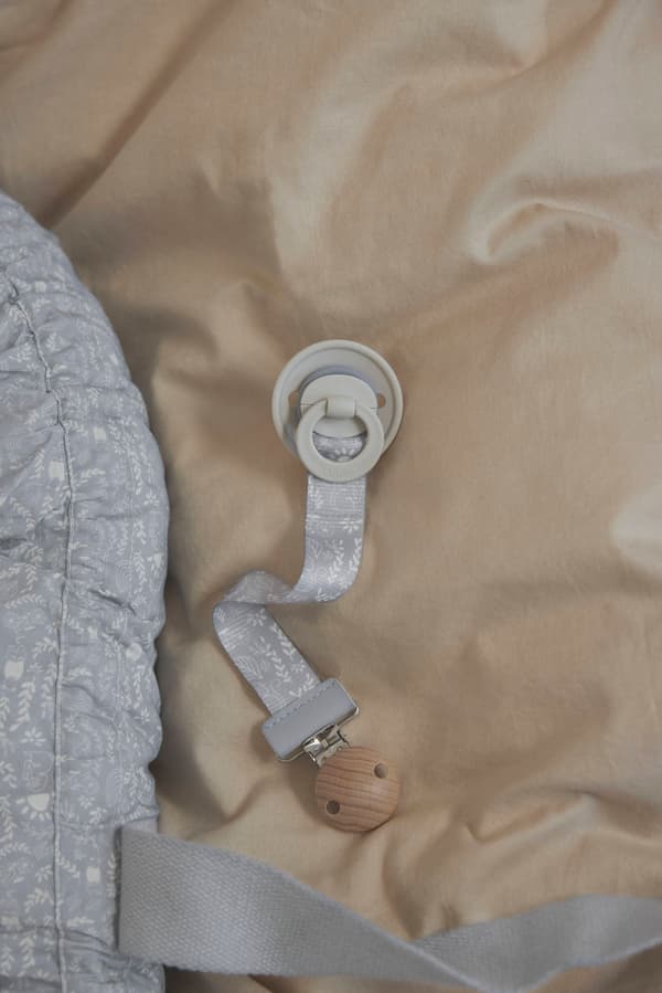 Elodie Details - Sutteholder i træ - Monkey Sunrise