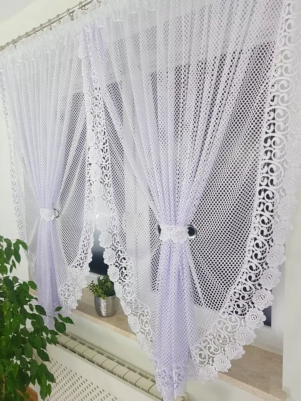 En gardin med två paneler dekorerad med spets