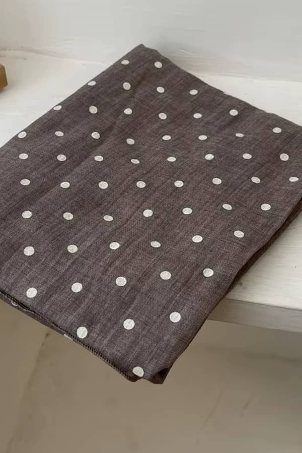 Kaffefärgad halsduk med ljusa prickar - 180x90 cm, bomull och polyester