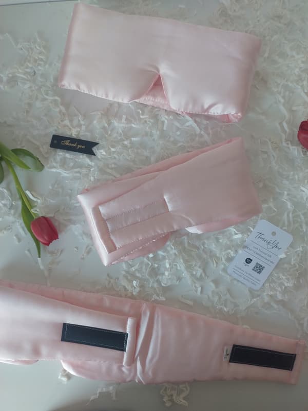 Justerbar ögonmask i mullbärssilke 6A rosa