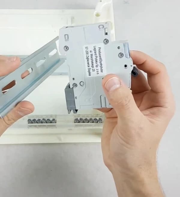 TH35 Perforeret forbindelsesskinne 1m F-Elektro