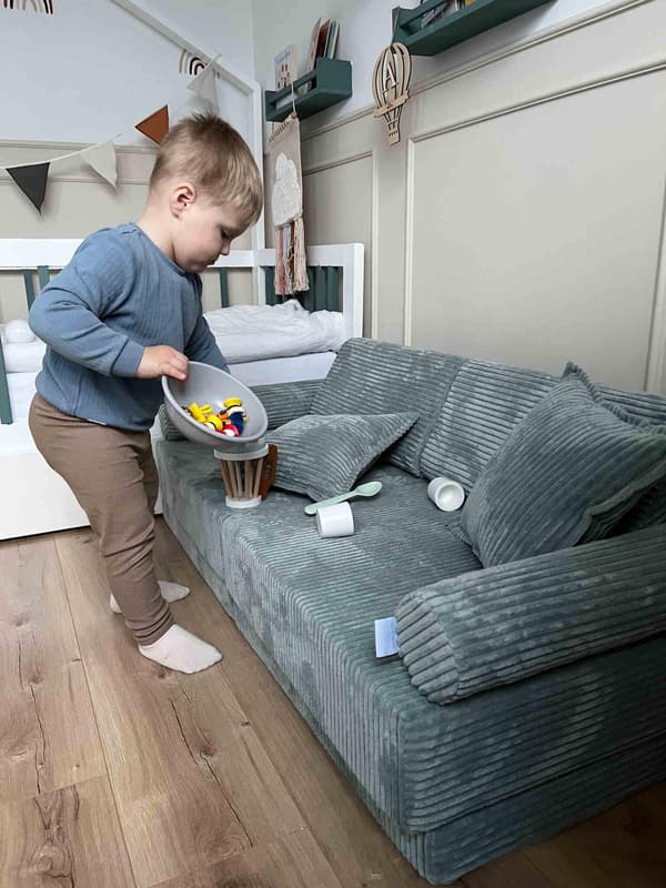 Lille trekant til den lyse mintgrønne fløjlssofa