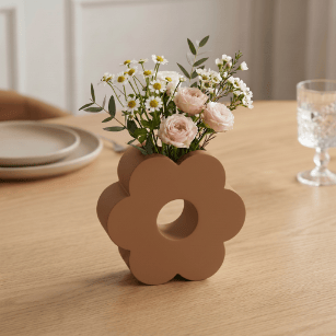 Brun dekorativ vas i form av en blomma, modern design