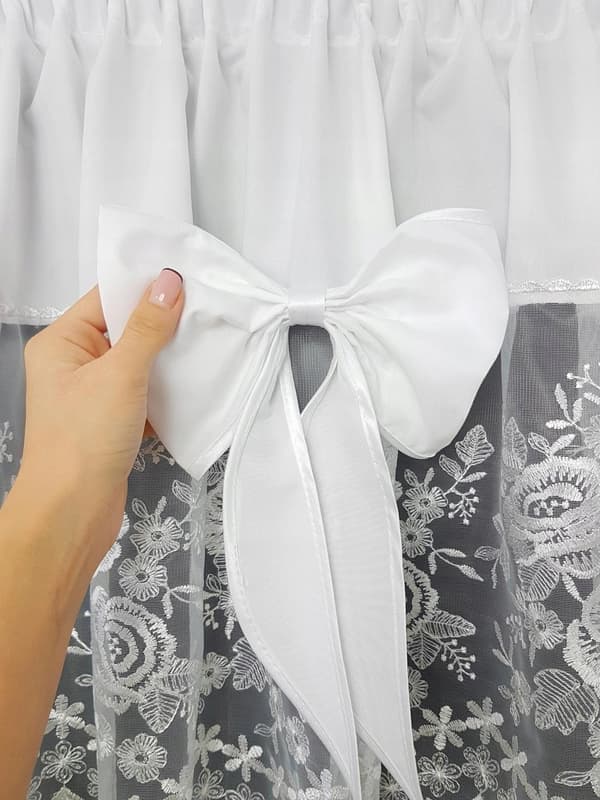 Köksgardiner med broderade rosor, set