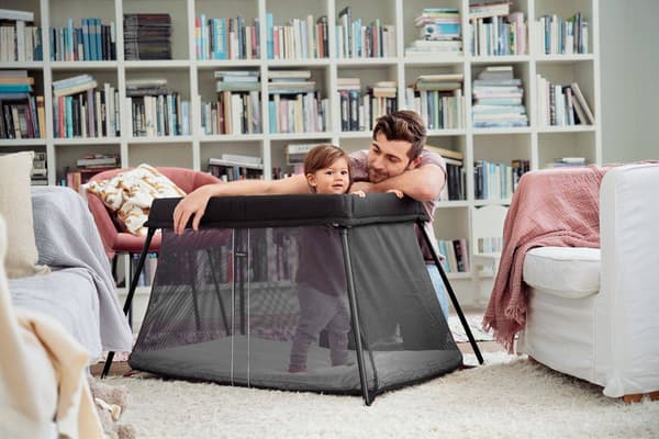 BABYBJORN - LIGHT rejseseng - sort