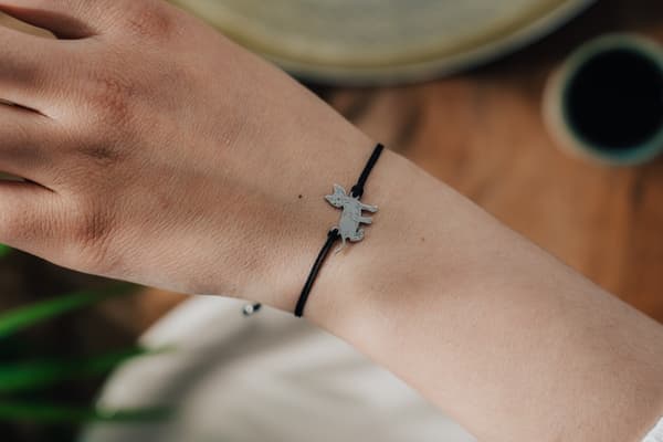 Armband med en silverfärgad Devon Rex-katt på ett snöre