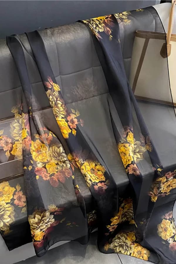 Sort tørklæde med blomster i efterårsfarver - let og elegant