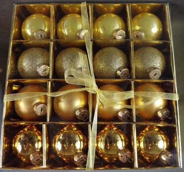 Set med 16 guldfärgade plastkulor 6 cm i ask