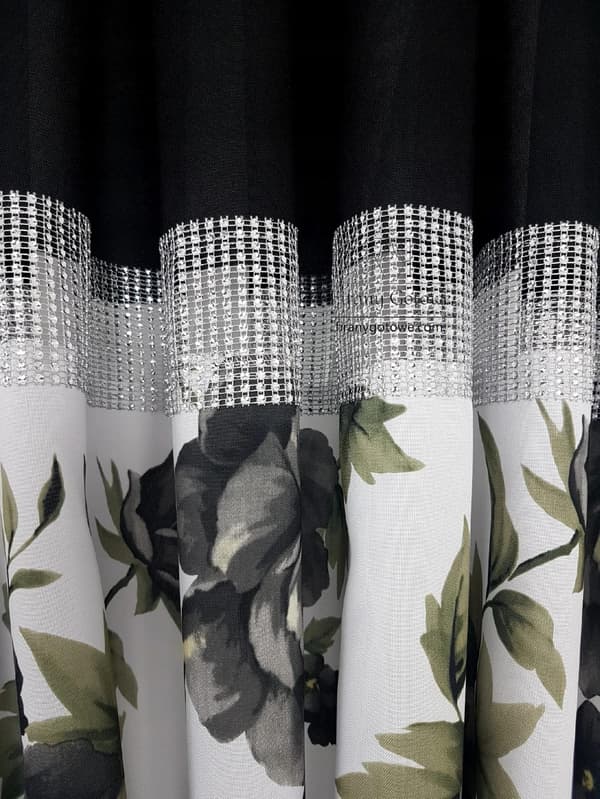 Et moderne sæt gardiner, draperinger og et åbent panel - sort