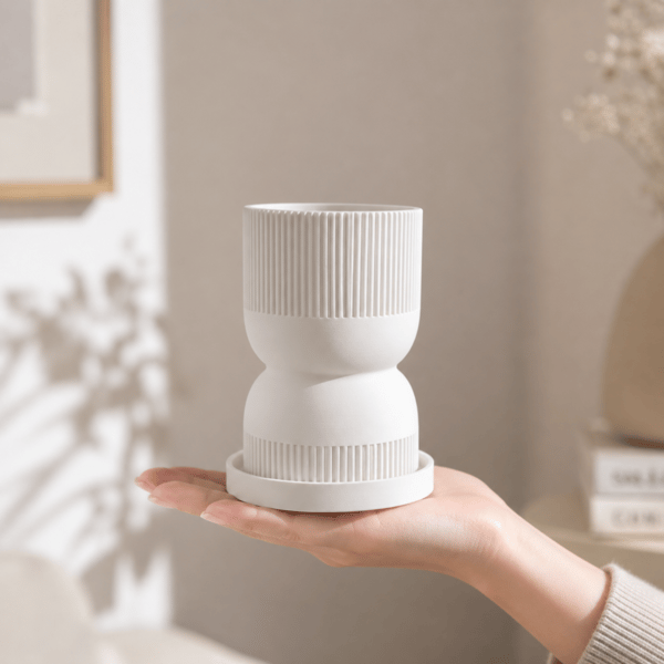 Vit timglasblomkruka med modernt fat