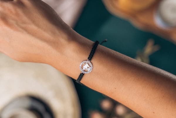 Armbånd med stjernetegnet TYREN, sølv på sort makrame