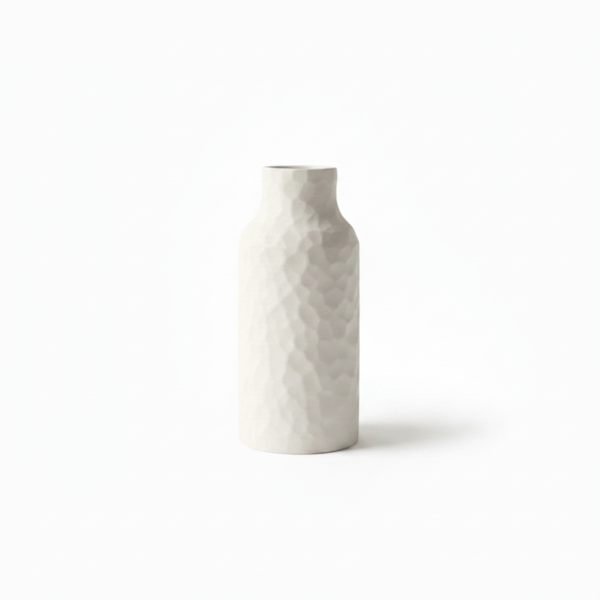 Sløret hvid vase til stilfulde blomster