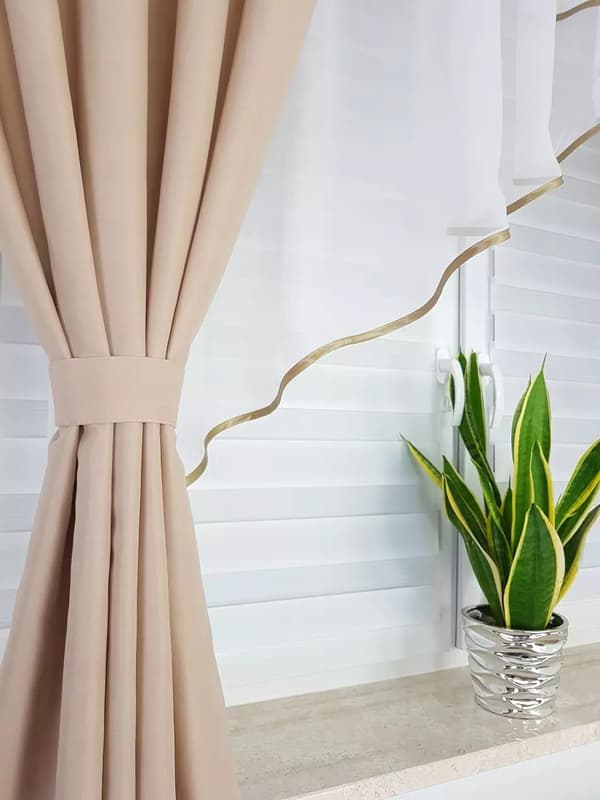 Färdig gardin med ljusbruna draperier