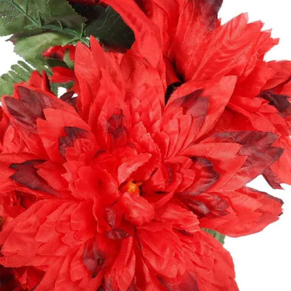 En bukett konstgjorda blommor: 7 dahlior med röda ormbunksblad