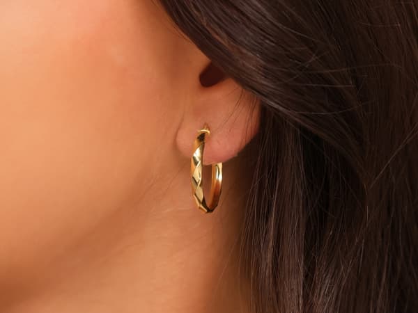 Dameøreringe i 585 guld, dekorerede ringe, elegante, som gave