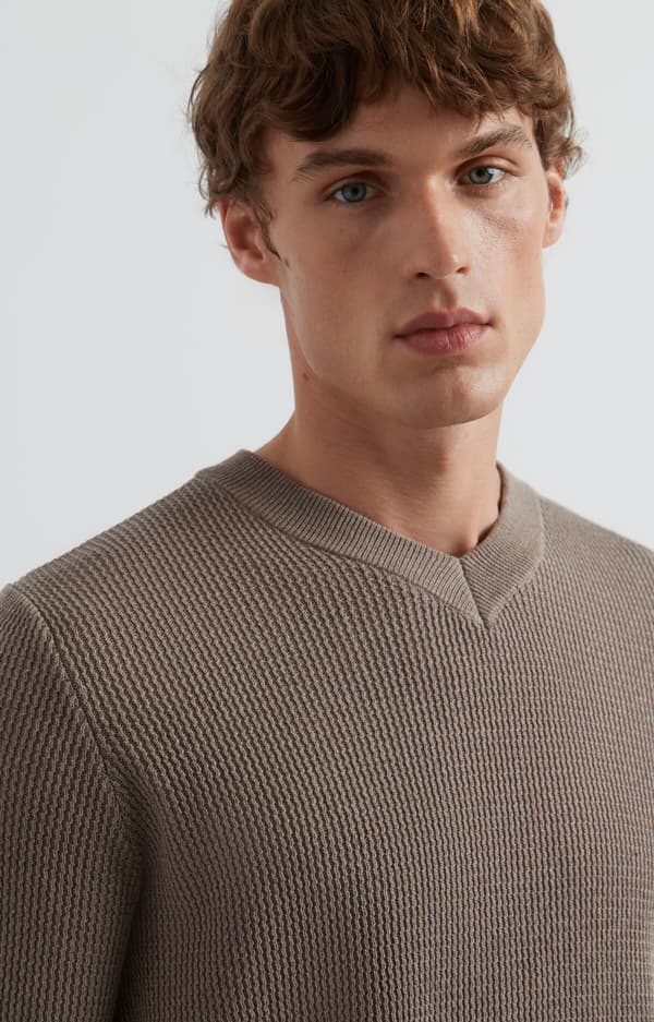 Mikromønstret sweater med v-hals L