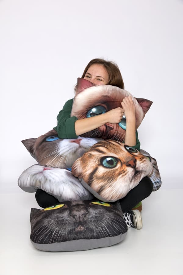 Bertoni pyntepude "Grumpy Cat" 30×45 cm - fløjl, katteprint, antiallergisk indlæg